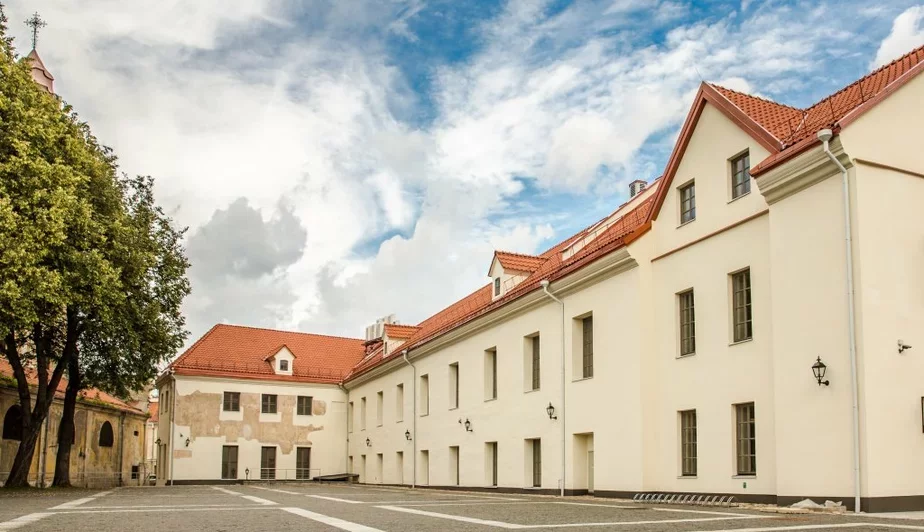 Европейский гуманитарный университет теперь располагается в здании бывшего августинского монастыря конца XVIII в. в одном из наиболее живописных и престижных районов Вильнюса — в Старом городе, включенном в список Всемирного наследия ЮНЕСКО.