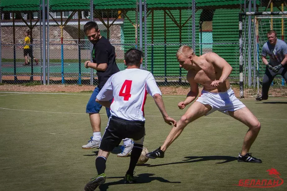 З мячом — журналіст «Нашай Нівы» Арцём Гарбацэвіч.