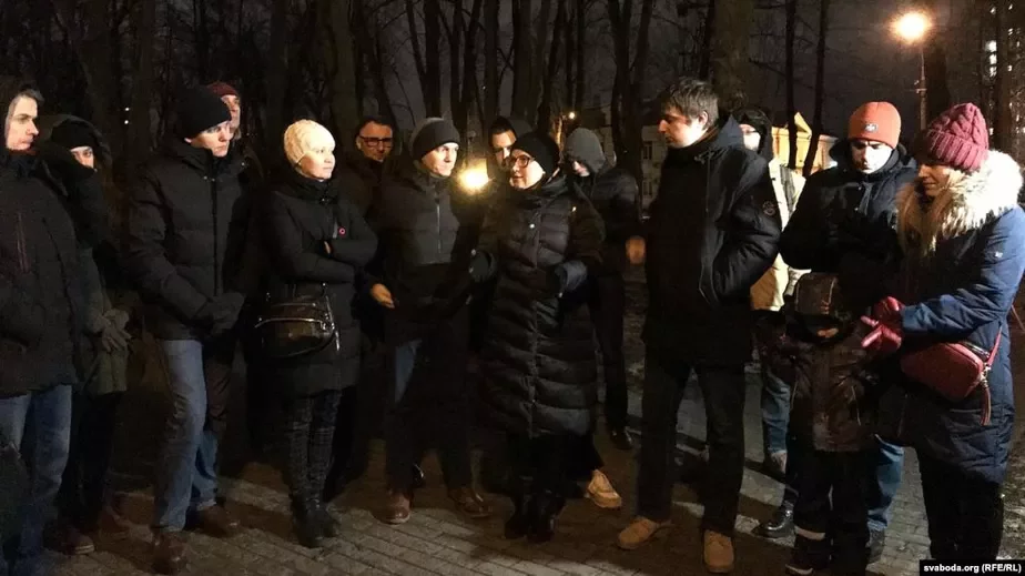 Около 15 человек собралось вечером 22 января, чтобы остановить стройку и вырубку деревьев в Грушевском сквере в Минске.