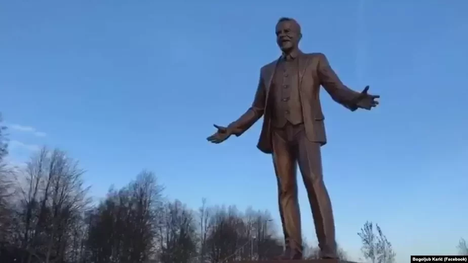 Памятник основателю Dana Holdings Сретену Каричу в Минске