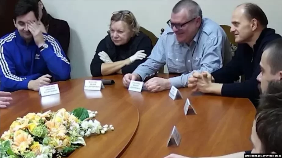 Александр Лукашенко 10 октября посетил СИЗО КГБ, где встретился с политзаключенными. Лилия Власова рядом с Виктором Бабарико