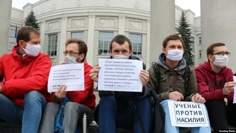 Сидячий протест ученых на ступеньках президиума Академии наук. Владимир Шипило — в центре.