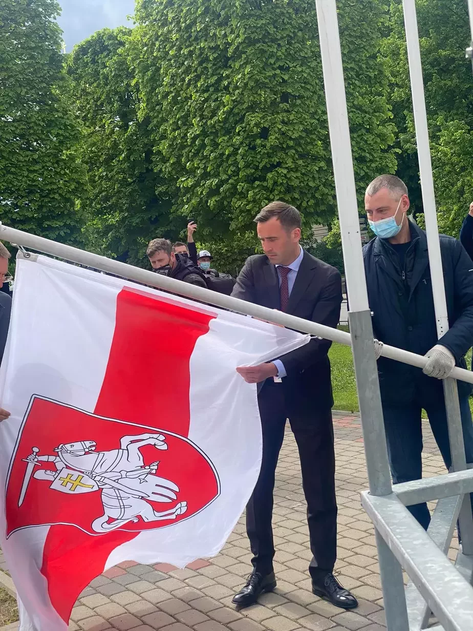 Мэр Риги поднимает белорусский национальный флаг. Фото из его твиттера