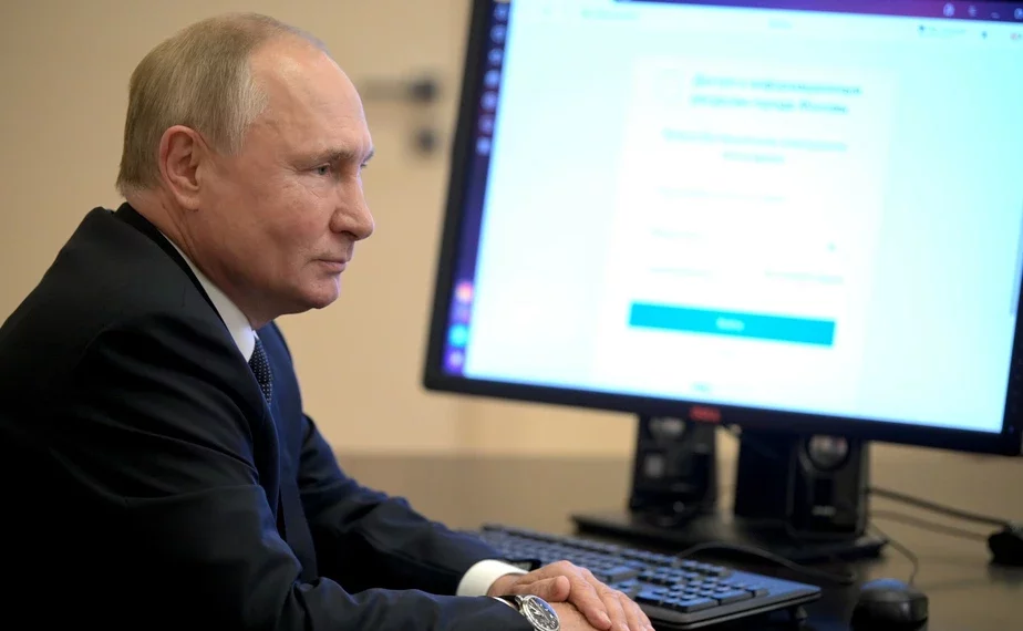 Путин голосует через интернет.