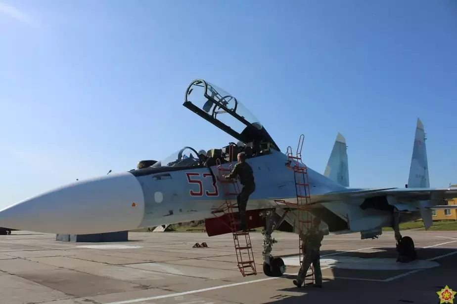 Су-30СМ, который сегодня прибыл в Барановичи для формирования учебно-боевого центра совместной подготовки России и Беларуси. Фото: телеграм-канал Министерства обороны.