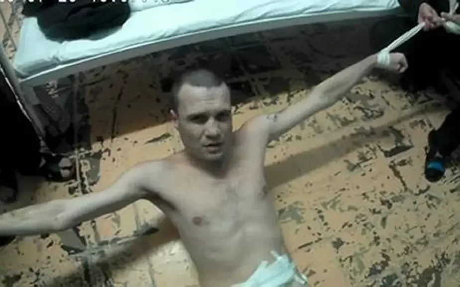 Одна из жертв тюремного насилия. Скриншот из видео. 