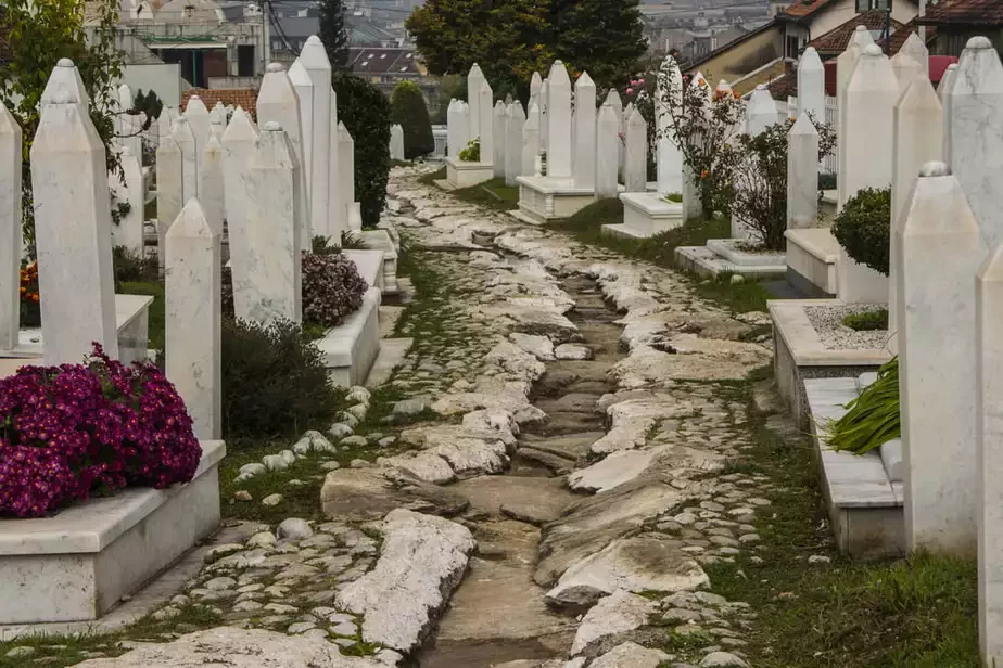 Шлях да ваенных могілак у Сараева, Боснія і Герцэгавіна. Фота depositphotos.com.