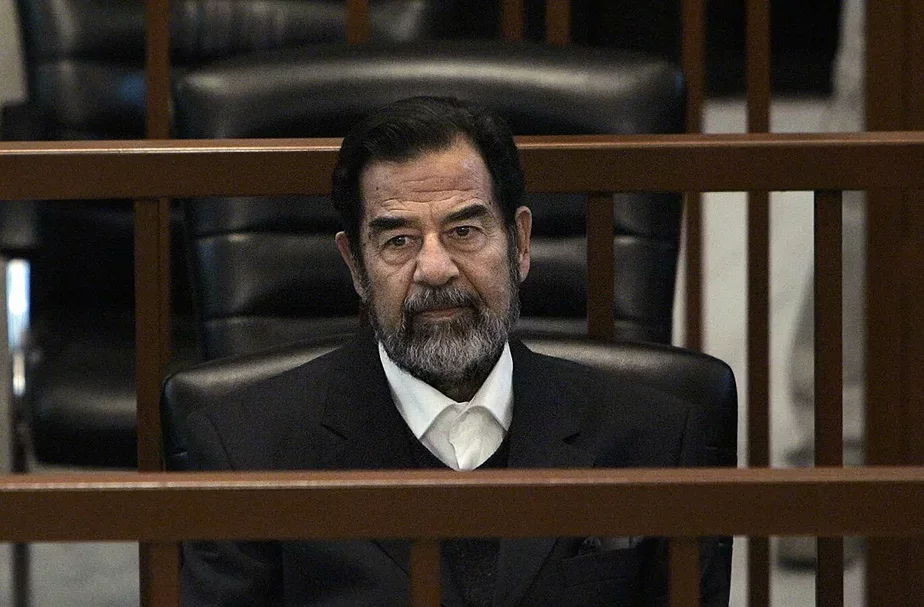 Саддам Хусейн на скамье подсудимых. Фото: AFP 2021 / Chris Hondros