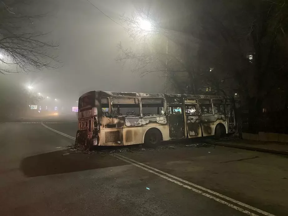 Spaleny aŭtobus u Ałmaty. Fota z TH @orda_kz.