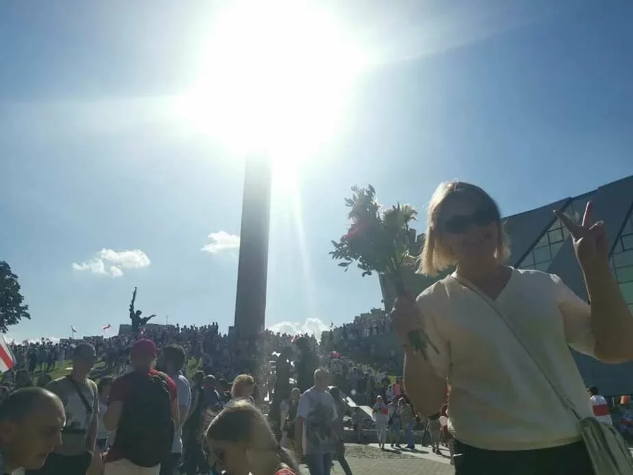 Ольга Забелич на митинге возле стелы 16 августа 2020 года.