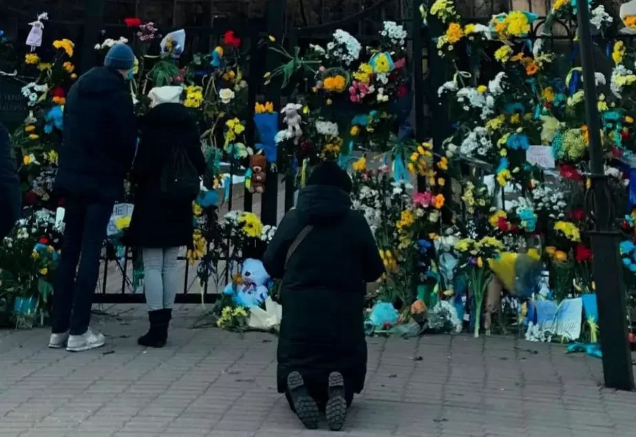 Несмотря на непрекрающиеся репрессии, минчане вышли на акцию солидарности с Украиной 27 февраля. Было задержано, по официальной информации, более 800 человек. 