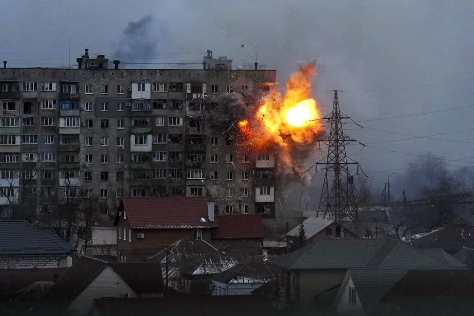 Мариуполь. Снаряд попал в жилой дом. Фото: AP / Evgeniy Malaletka