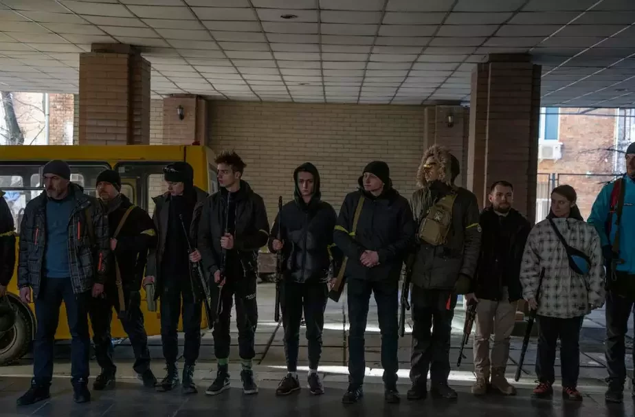Юноши записываются в территориальную оборону. Киев, 28 февраля 2022 года. Фото: LAURENT VAN DER STOCKT для «LE MONDE».