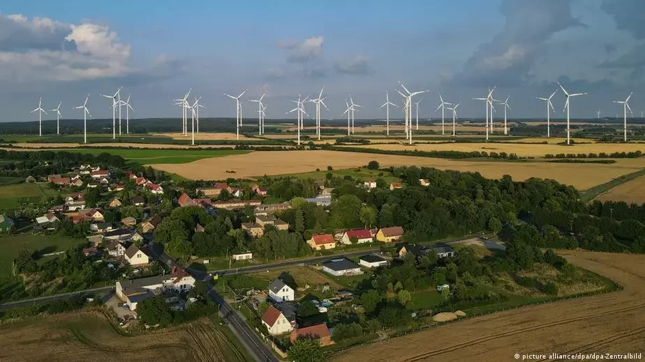 Ветропарк в федеральной земле Бранденбург на северо-востоке Германии.