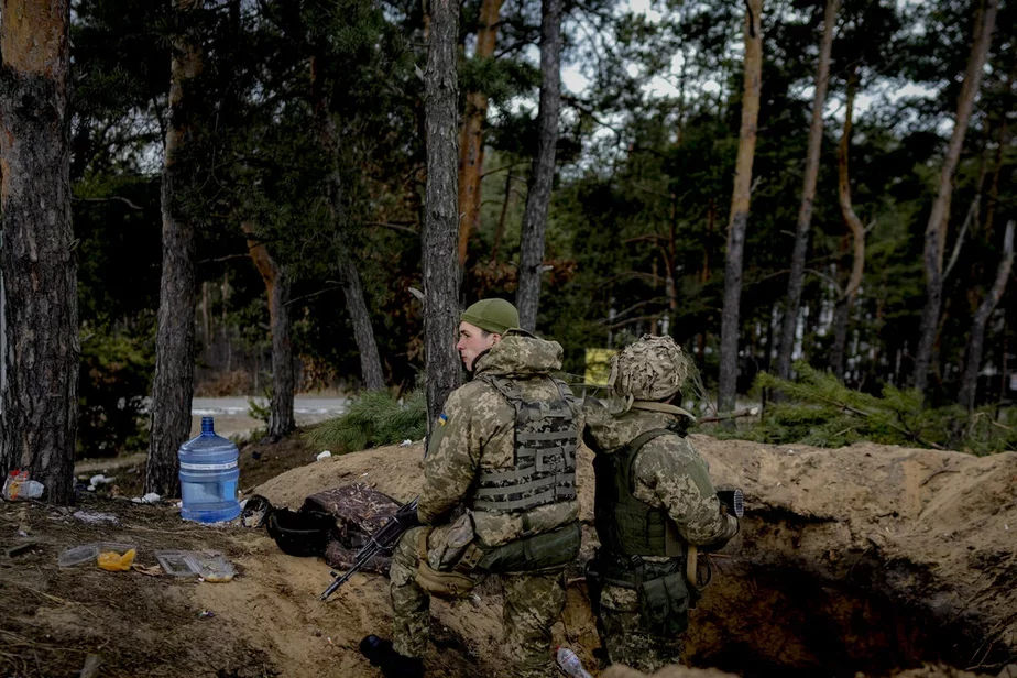 Бойцы на позиции в Ирпени под Киевом. Фото: AP / Vadim Ghirda