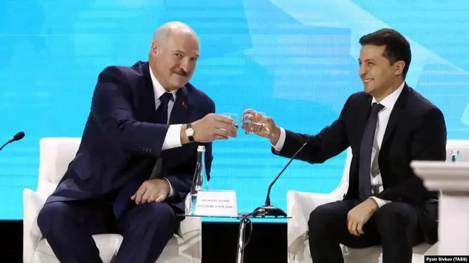 Аляксандр Лукашэнка і Уладзімір Зяленскі на форуме «Украіна — Беларусь» у Жытоміры 6 лістапада 2019 года. Пра тое, што будзе праз 2 з лішкам гады, ніхто тады яшчэ не здагадваўся.