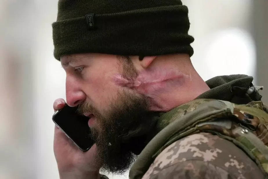 Украинский военный говорит по телефону. Фото: AP