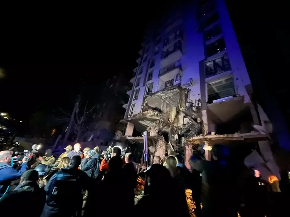 Одна из ракет, выпущенных 28 апреля по Киеву, ударила в жилой дом.