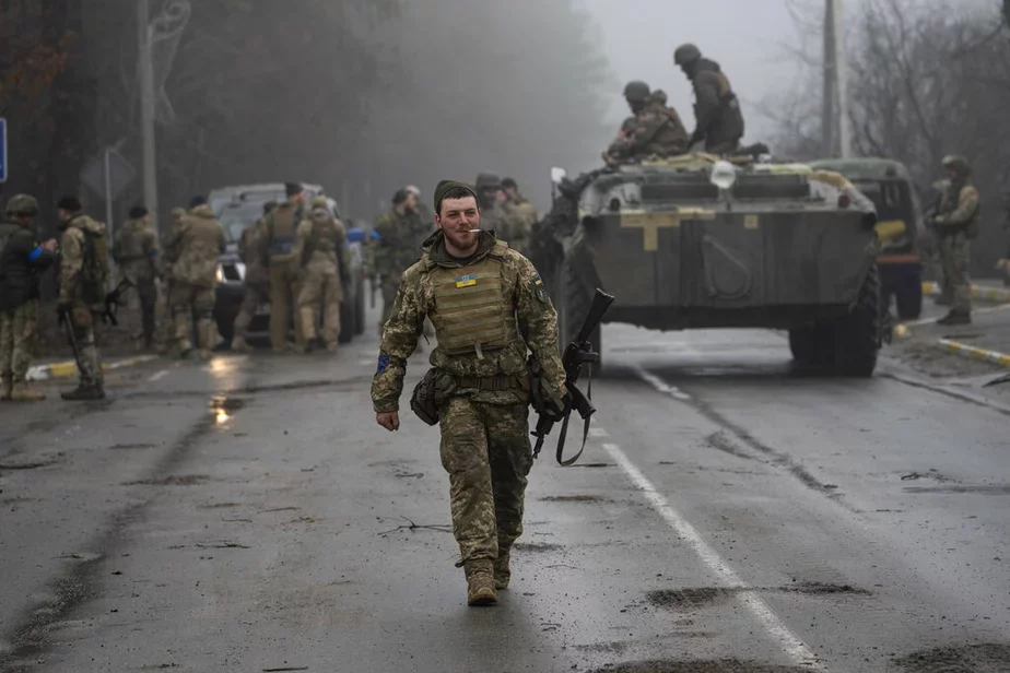 Sałdaty ukrainskaj armii, Kijeŭ, 1 krasavika 2022 h. Fota: Rodrigo Abd / AP 