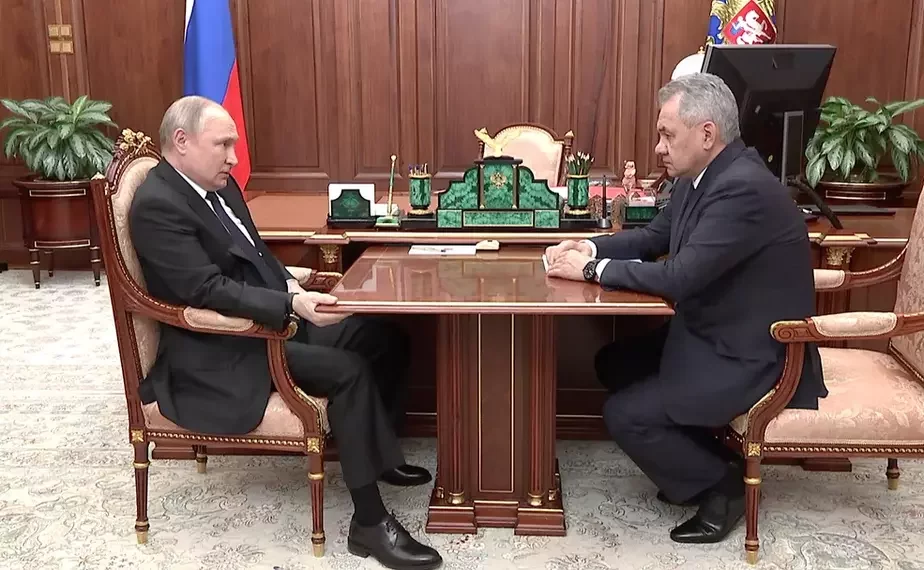 На встрече Путина и Шойгу 21 апреля президент России все 12 минут не отрывал правой руки от стола. Скриншот из видео