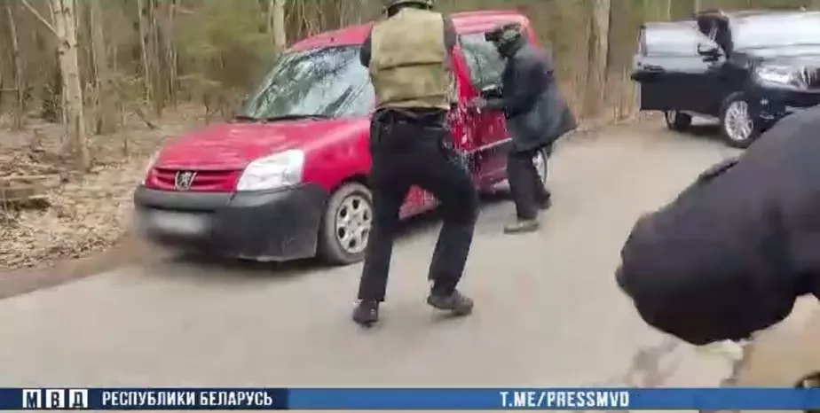 Силовики штурмуют «экстремистский» автомобиль. Фото МВД Беларуси