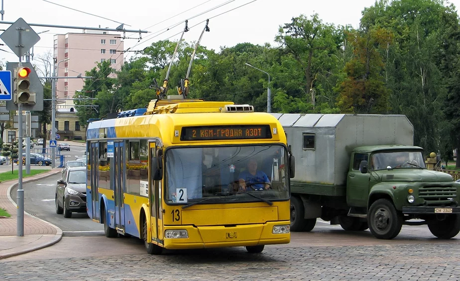 Жоўта-блакітны тралейбус на вуліцы Гродна. Фота: transport.ru