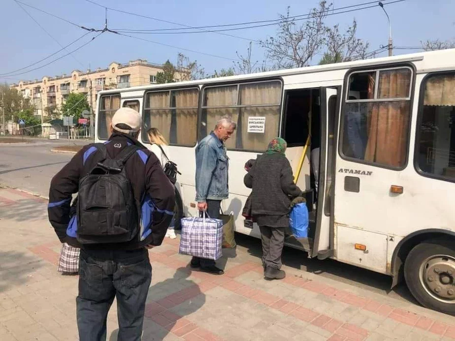 Жители Северодонецка садятся в автобус. Фото с телеграм-канала Сергея Гайдая