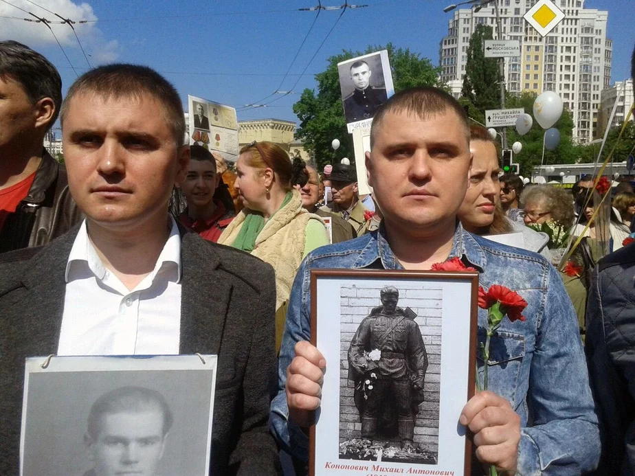 Braty Kananovičy na «Nieśmiarotnym pałku» u Kijevie. Fota: sacsietki
