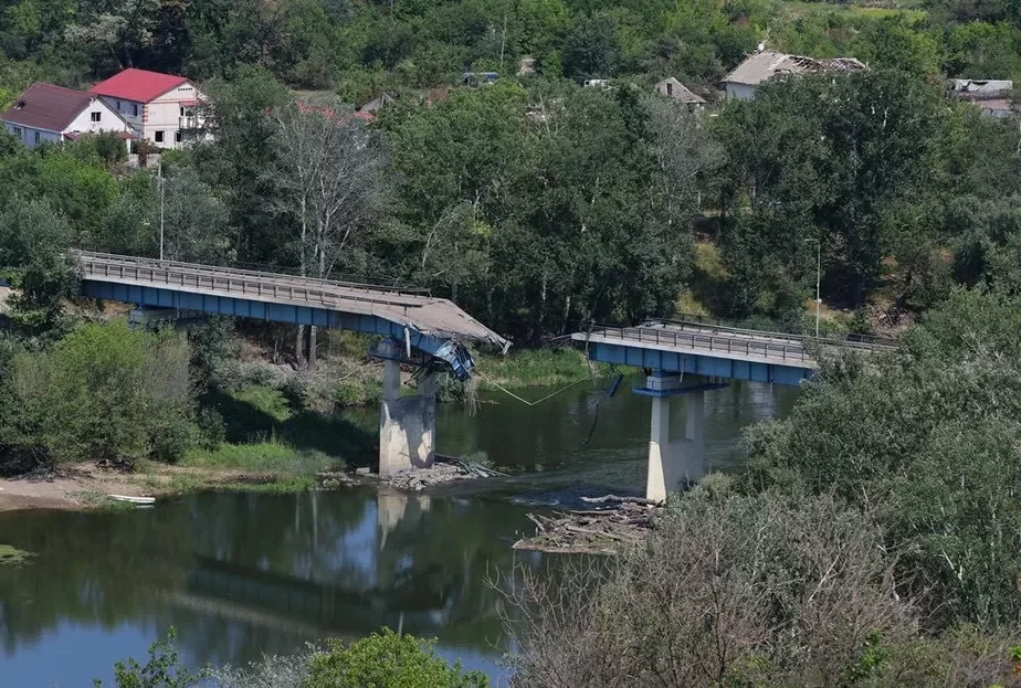 Разбураны мост між Севераданецкам і Лісічанскам у Луганскай вобласці. Фота Міністэрства абароны Украіны
