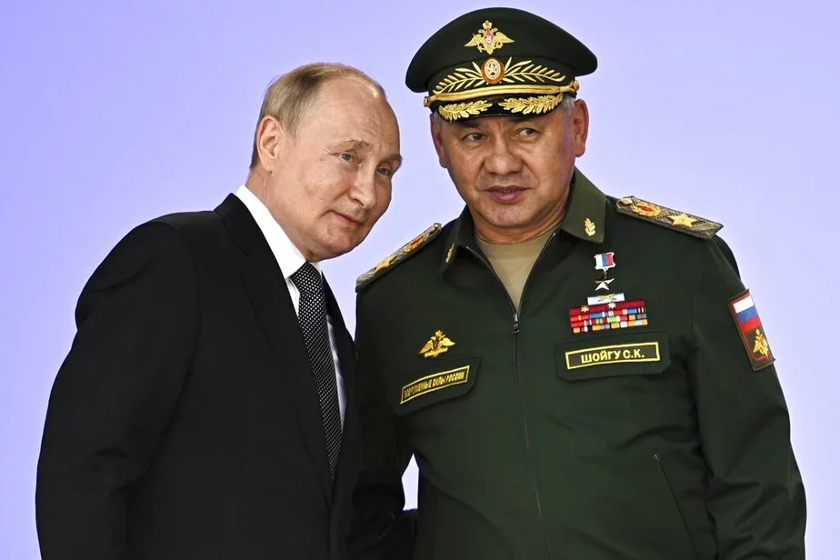 Владимир Путин с министром обороны Сергеем Шойгу. Фото: Sputnik, Kremlin Pool Photo via AP