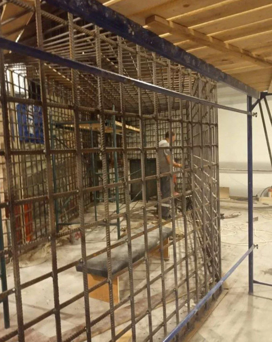 Клетка для узников на сцене Мариупольской филармонии. Фото: телеграм-канал Мариупольского городского совета