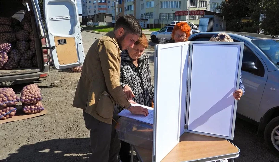 «Голосование» в Херсоне. Фото ТАСС