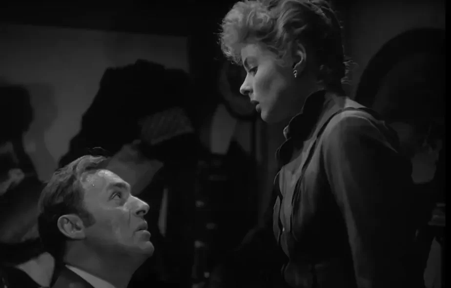 Чарльз Бойер и Ингрид Бергман в триллере 1944 года «Свет керосиновой лампы», снятом по пьесе Патрика Гамильтона, который в итоге привел к новому использованию этого слова. Фото: скриншот с Youtube