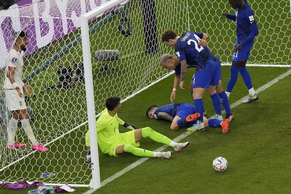 Форвард американцев Кристиан Пулишич, забивая гол, столкнулся с вратарем и получил травму. Фото Luca Bruno / AP