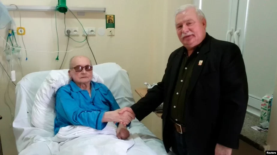Лех Валенса посещает в больнице генерала Войцеха Ярузельского, 2012 год