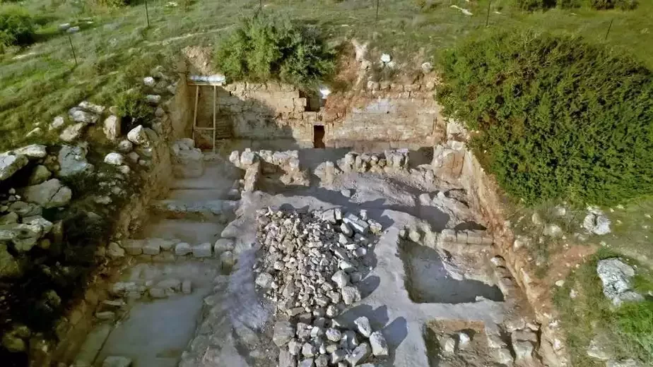 Так выглядае месца раскопак. Грабніцу 40 гадоў таму знайшлі марадзёры, археалагічныя работы ў ёй пачаліся ў 1984 годзе