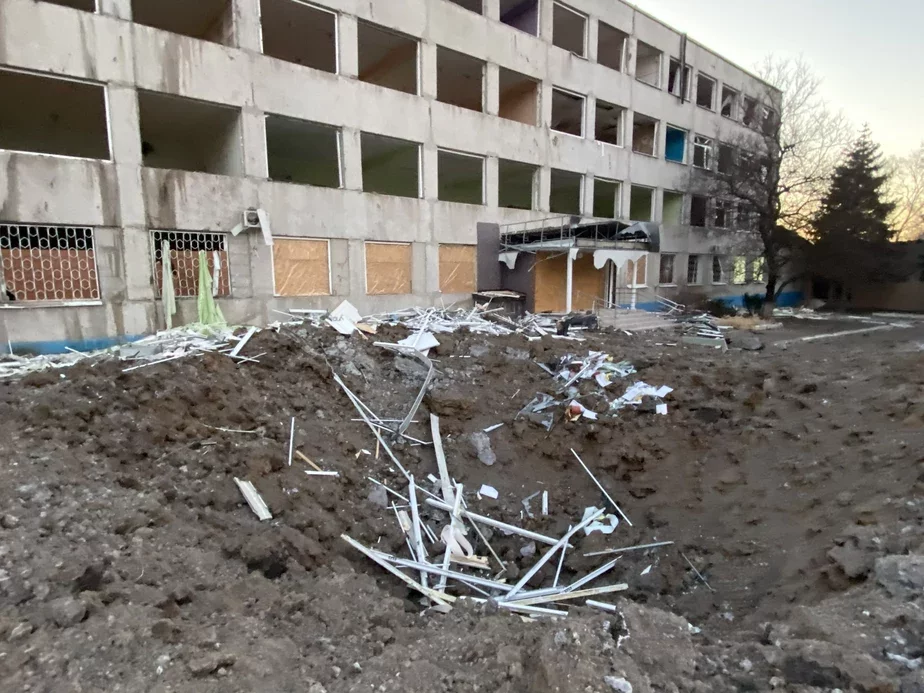 Воронка возле общежития в Краматорске. Фото из твиттера Антти Куренена