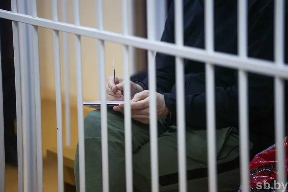 Алесь Беляцкий со стержнем в руке на суде. Фото sb.by