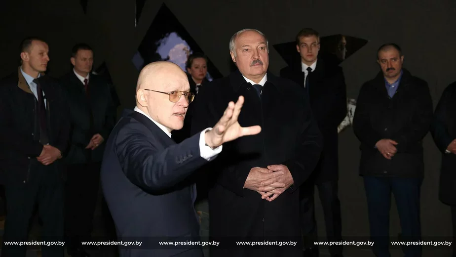Александр Лукашенко осмотрел экспозицию музея в Хатыни