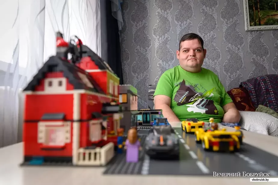 Сейчас Виталию 29 лет. Его главное увлечение с детства и до сих пор — конструктор Лего