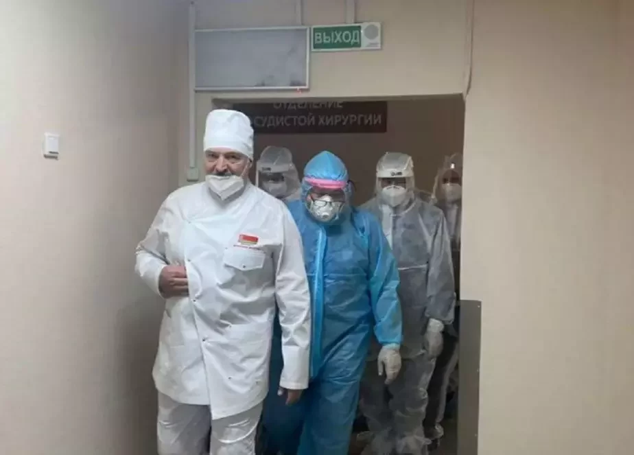Лукашенко при посещении больниц показательно пренебрегал мерами безопасности. Скрин видео