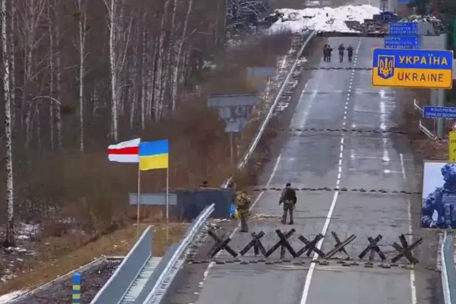 Украинцы на своей стороне границы повесили национальный белорусский флаг. Скрин видео
