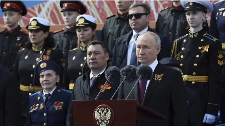 Владимир Путин выступает на военном параде в Москве 9 мая 2023 г. Фото: Gavriil Grigorov / AP
