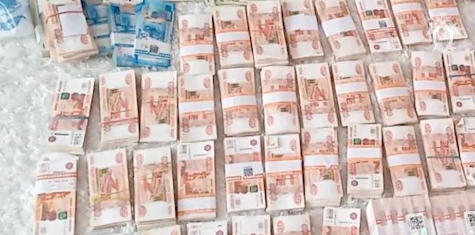 Изъятые у «министра» деньги. Скриншот видео СК России