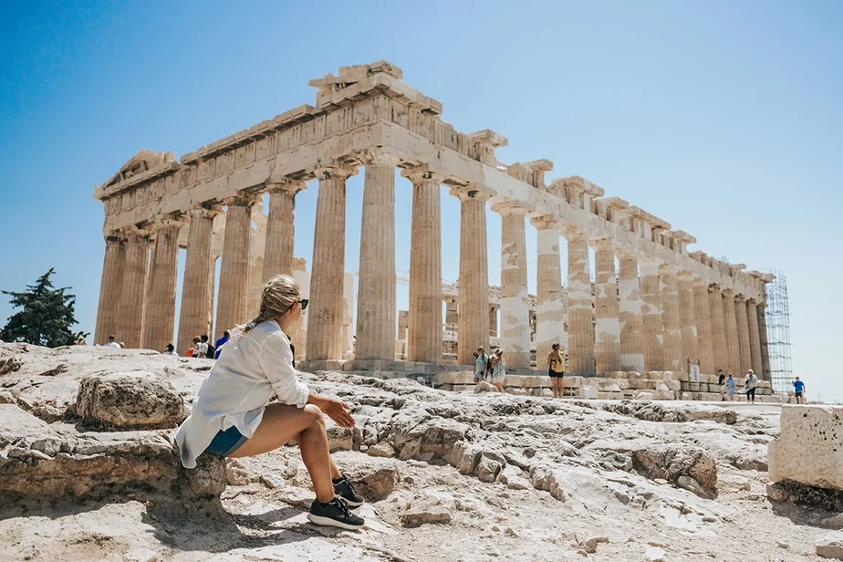 Из-за жары Акрополь в Афинах закрывали днем. Фото: Simon Skafar / Getty Images