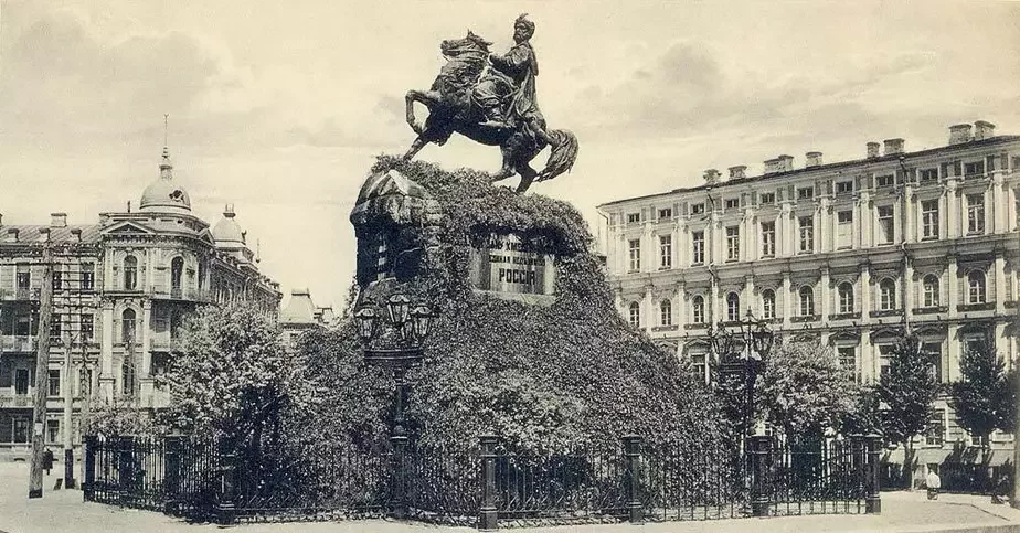 Помнік Багдану Хмяльніцкаму быў пастаўлены ў Кіеве ў 1888 годзе, за часамі Расійскай Імперыі, на 900-годдзе Хрышчэння Русі