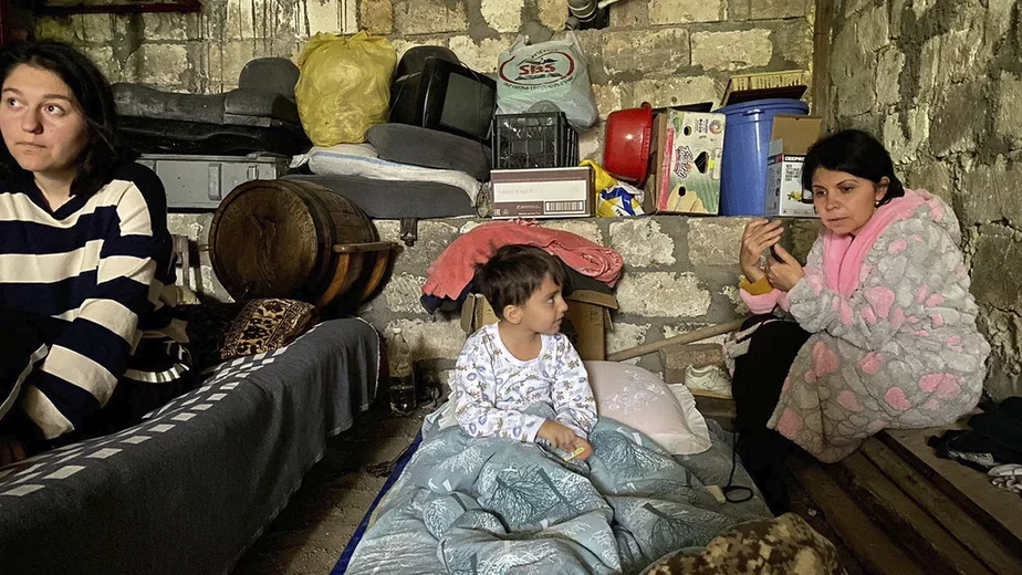 Children are in a shelter during shelling in Stepanakert Dieti v ubiežiŝie vo vriemia obstrieła v Stiepanokiertie Dzieci ŭ schoviščy pad čas abstrełu ŭ Ściepanakiercie