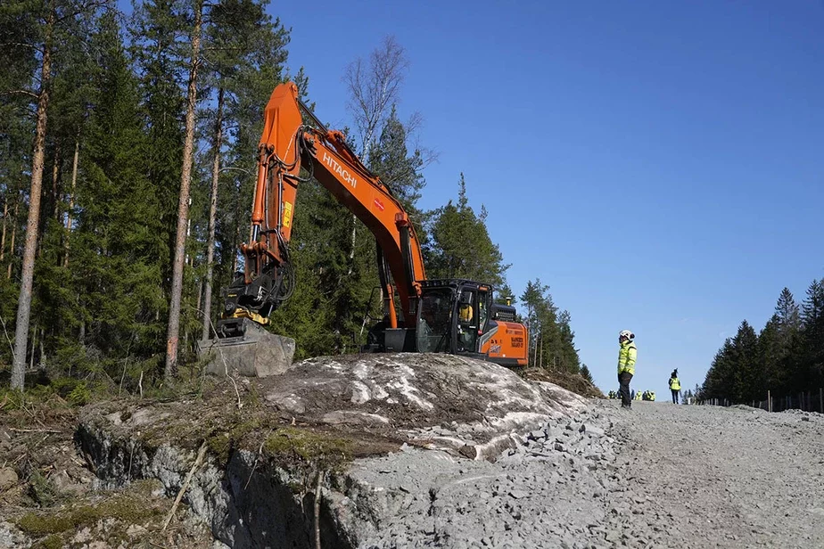 Экскаватор работает на строительной площадке пограничного ограждения между Финляндией и Россией недалеко от пограничного пункта Пелкола в Иматре (Юго-Восточная Финляндия). Фото: Sergei Grits / AP