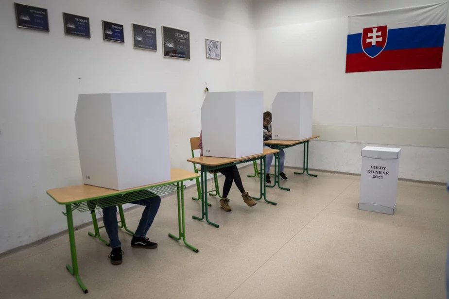 Выбаршчыкі запаўняюць свае бюлетэні на выбарчым участку ў Браціславе Избиратели заполняют бюллетени на избирательном участке в Братиславе Voters fill their ballots at a polling station in Bratislava