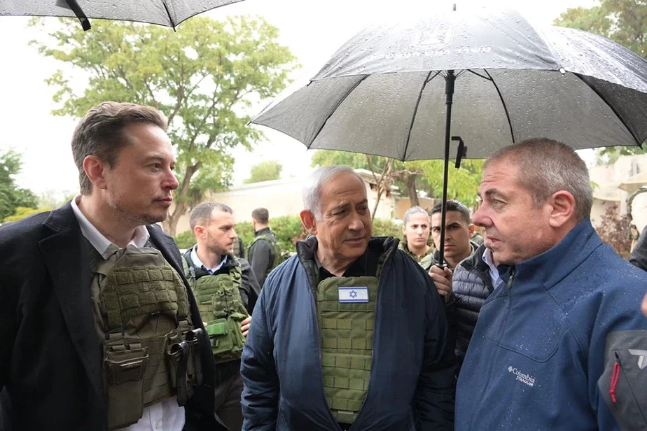 Илон Маск (слева) и Биньямин Нетаньяху (посередине) в кибуце Кфар-Аза. Фото: Amos Ben-Gershom (GPO) Handout via Getty Images